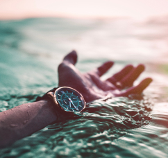 Изображение наручных часов в воде